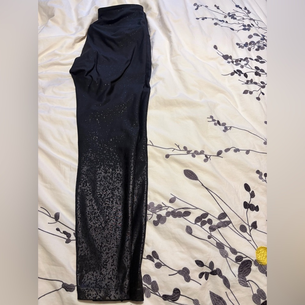 Beyond Yoga Leggings 
ALLOY OMBRE Midi – Black Foil Speckle - Picture 6 of 12